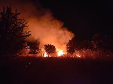 Kızına hediye olarak aldığı otomobil alev alev yandı