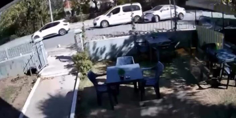 3 aracın karıştığı zincirleme kaza kamerada