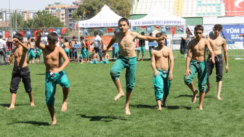 Sivas'ta Muhsin Yazıcıoğlu Karakucak Güreşleri'nin 3'üncüsü düzenlendi