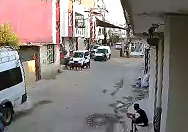 Sürücüsünün 'dur' ihtarına uymadığı araçtan 5 tabanca ve 1 Kalaşnikof çıktı