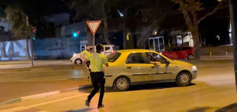 Alkollü sürücü, polisi görünce kaçmaya çalıştı; o anlar kamerada