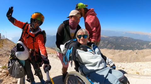 Bedensel engelli turist, 2 bin 365 metreden yamaç paraşütüyle ikili atlayış yaptı