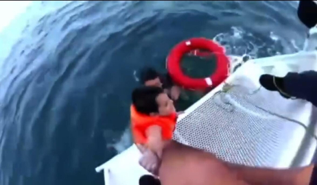 Can yeleğiyle denizde sürüklenen 6 yaşındaki çocuğun 1200 metre açıkta kurtarılması kamerada