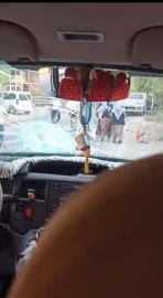 Hakkari’de minibüse taşlı- sopalı saldırı