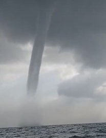 Hatay’da denizde çıkan hortum kamerada