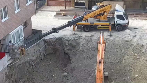 İstanbul - Bahçelievler'de temel kazısı sırasında bina girişi çöktü; evlerine vinçle girdiler