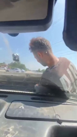 Arızayı bulmak için ustayı motorun içine bindirdi, kaput açık ilerledi; o anlar kamerada