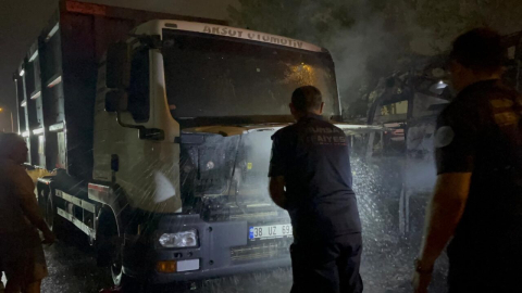 Bursa’da karavandaki yangın, 2 karavan ile 1 kamyonu da yaktı