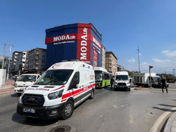Kavşakta belediye otobüsü ile kamyonet çarpıştı; 1’i çocuk, 5 yaralı