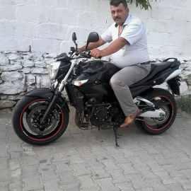 Yol kenarına devrilmiş motosikletinin yanında ölü bulundu