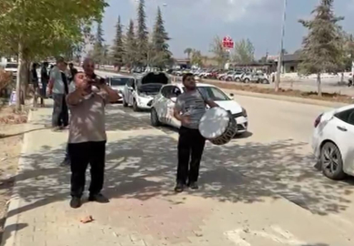 Direksiyon sınavını kazandı, sevincini davul- zurna eşliğinde kutladı; o anlar kamerada