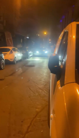 İstanbul - Beyoğlu'nda ara sokakta hızla ilerleyen sürücünün dükkana çarpıp kaçtığı anlar kamerada