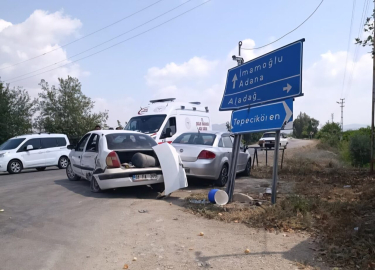 Kavşakta otomobillerin çarpıştığı kaza kamerada; biri bebek 4 yaralı