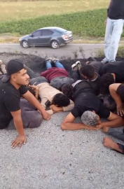 Koyun sürüsüne çarpıp, su kanalına düşen otomobilden 14 kaçak göçmen çıktı