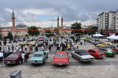 Sivas'ta klasik otomobil fuarı açıldı