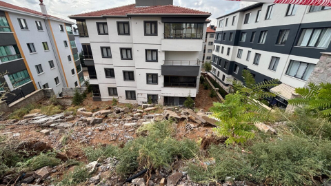 Ankara'da sağanak; yollar göle döndü, istinat duvarı yıkıldı