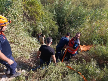 Okula giden öğretmenlerin içinde olduğu otomobil dereye yuvarlandı: 2 yaralı