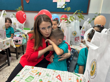 Okulun ilk günü, ağlayan öğrenciyi vali teselli etti