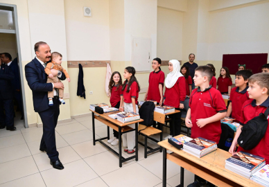 Vali, kucağına aldığı şehidin bebeğiyle sınıfları gezdi