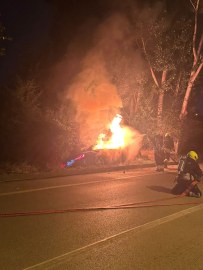 Yoldan çıkan otomobil alev aldı