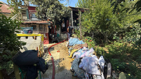 Çöp yakıldığını sandı, evinin yandığını görünce panikle itfaiyeyi aradı