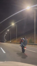 İstanbul- Otoyolda motosiklet sürücülerinin tehlikeli yolculuğu kamerada
