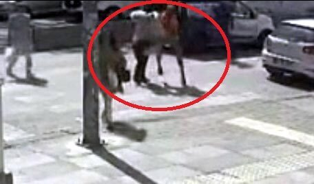 Yol verme kavgasında darbedilen kadın yaralandı; o anlar kamerada