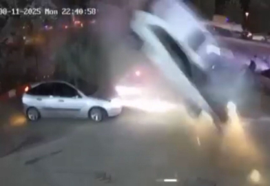 Ankara'da kaldırıma çıkan otomobilin oto yıkama dükkanına uçtuğu kaza kamerada