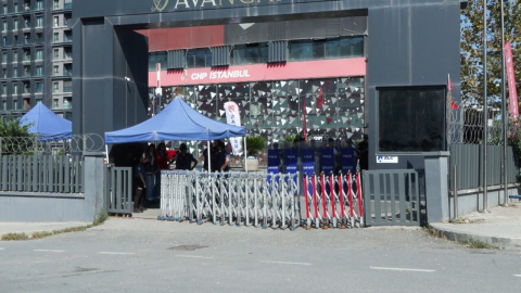 İstanbul - CHP'nin Sarıyer'deki eski İl Başkanlığı binası önündeki bekleyiş sürüyor - 1