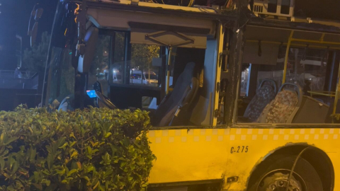 İstanbul - Ümraniye'de İETT otobüsü ile otomobil çarpıştı : 1'i ağır 2 yaralı