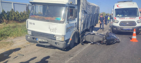 Kırmızı ışıkta bekleyen motosiklete kamyon çarptı: Baba öldü, oğlu  yaralı