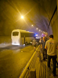 Tüneldeki zincirleme kazada 10 kişi yaralandı, trafik 3 saat kilitlendi
