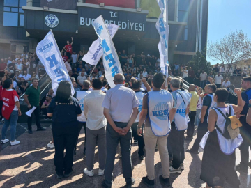 Buca'da maaş alamadıkları gerekçesiyle belediye binasını işgal eden işçilerin eylemi sürüyor (2)