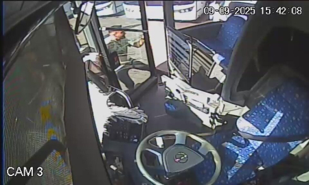 El freni çekilmeyen otobüs, başka otobüse çarptı; kaza kamerada
