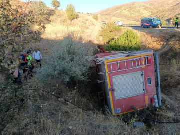 Elazığ’da yangına giden itfaiye aracı şarampole yuvarlandı: 2 yaralı