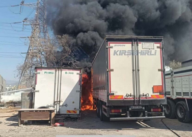 İzmir'de TIR garajında yangın