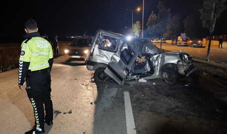 Otomobil, refüjdeki ağaç ve aydınlatma direğine çarpıp devrildi: 1 ölü, 2 yaralı