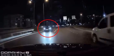 Otomobiliyle ters yönde ilerleyen sürücünün trafiği tehlikeye attığı anlar kamerada