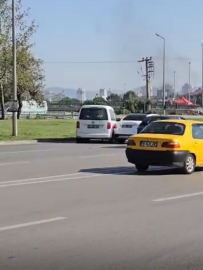 Sapağı kaçıran sürücü, geri manevra yapınca otomobiliyle arkadaki araca çarptı; kaza kamerada