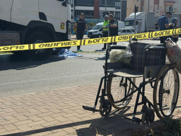 Tekerlekli sandalyedeki kızını yolun karşısına geçirmek isterken TIR çarptı