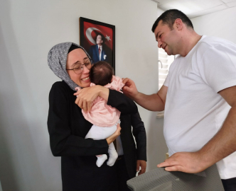 Devlet korumasındaki Begüm bebeğin kokusuyla annelik sevinci yaşadı