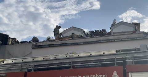 İstanbul - Maltepe'de 3 katlı binanın çatısında çıkan yangın söndürüldü