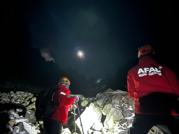 Kaçkar Dağı'na tırmanırken mahsur kalan Polonyalı 2 dağcı, 12 saate kurtarıldı