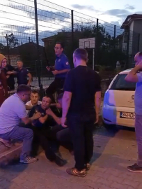 Polis memuru, kavgayı ayırmak isterken yaralandı