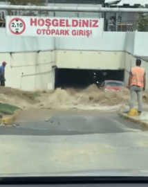 İstanbul-Kadıköy’de kazı sırasında su borusu patladı; AVM otoparkını su bastı
