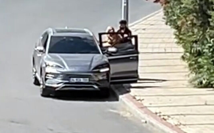 İstanbul - Avcılar'da bir kadının zorla araca bindirildiği anlar cep telefonu ile görüntülendi