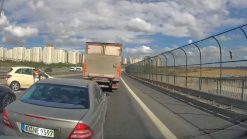 İstanbul - Avcılar'da viyadükteki kediyi kurtarmaya çalışan kadına otomobil çarptı; o anlar kamerada