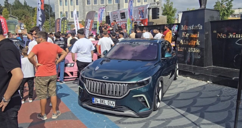 İstanbul - Çekmeköy'de modifiye araç tutkunları bir araya geldi