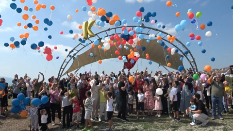 Kanseri yenen Kağan için gökyüzüne balonlar bırakıldı