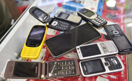 Dijital bağımlılığa, velilerden 'tuşlu telefon' tedbiri